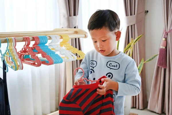 Klein Aziatisch Jongen Met Behulp Van Hanger Ophangen Van Een — Stockfoto