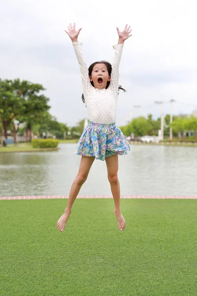 Szczęśliwy Azji Dziewczyna Dziecko Skoków Ogród Odkryty — Zdjęcie stockowe