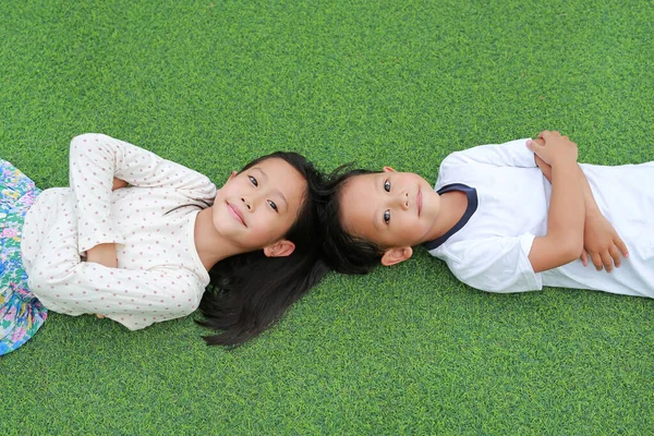 Asiatique Petit Garçon Fille Enfant Couché Sur Fond Herbe Verte — Photo
