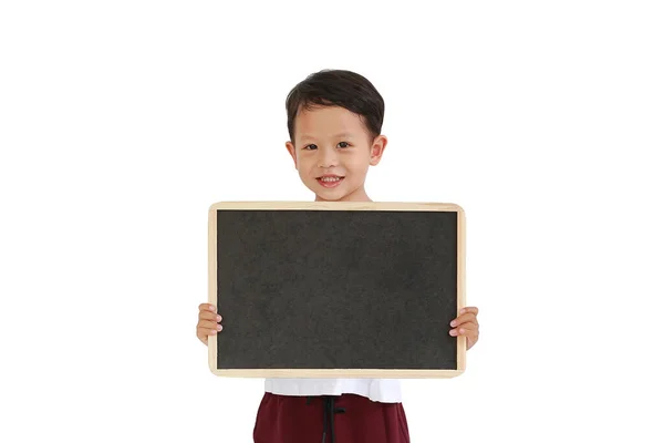 Förtjusande Asiatisk Liten Pojke Hålla Tom Svarta Tavlan Isolerad Vit — Stockfoto