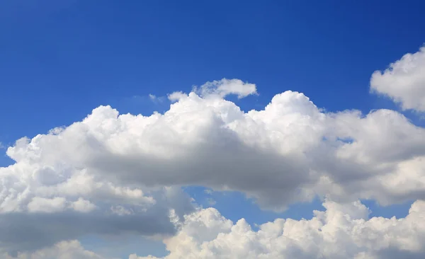 Langit Biru Yang Indah Dengan Latar Belakang Awan Halus Putih — Stok Foto