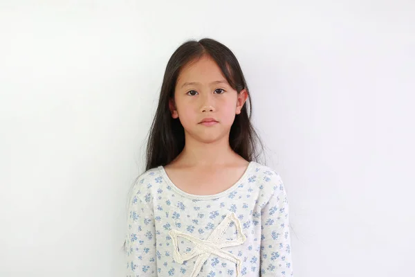 Портрет Азиатской Девочки Смотрящей Камеру Белом Фоне — стоковое фото