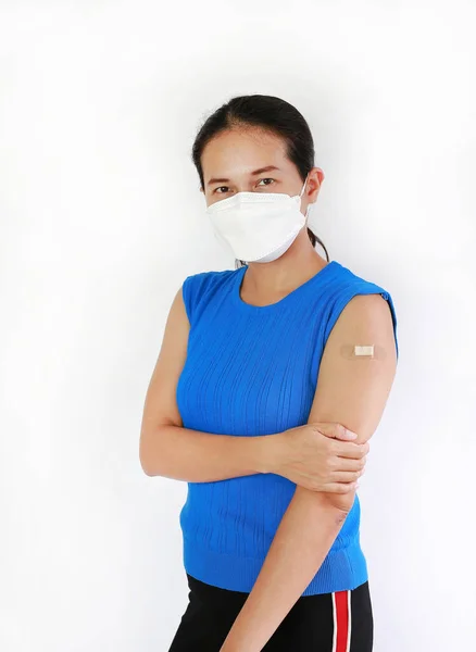 Aziatische Vrouw Met Pleister Schouder Van Injectie Witte Achtergrond Inentings — Stockfoto