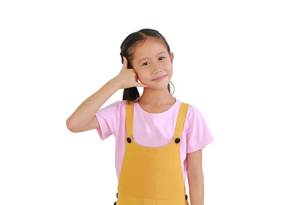 Uśmiechnięta Azjatycka Dziewczynka Robi Gest Telefonu Białym Tle Oddzwoń — Zdjęcie stockowe