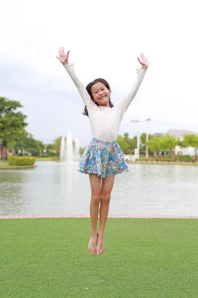 Веселая Азиатская Девочка Прыгающая Саду Открытым Небом — стоковое фото