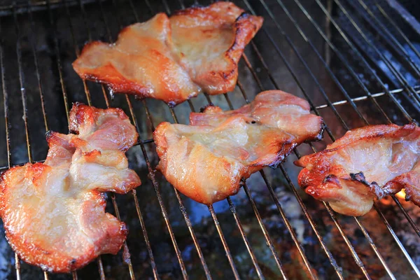 Grillstücke Über Dem Holzkohleofen Leckeres Schweinefleisch Vom Grill — Stockfoto