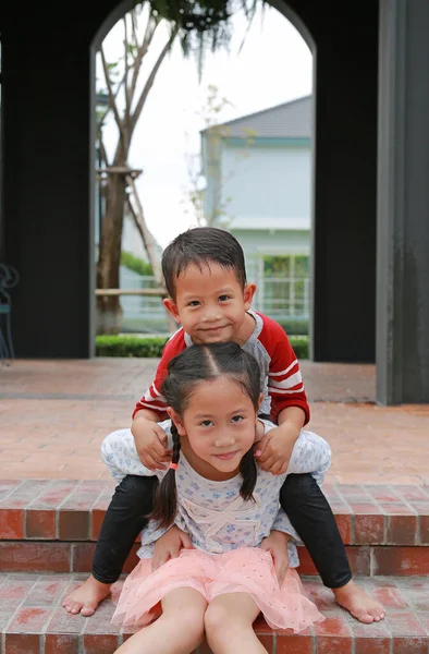 Веселый Азиатский Мальчик Девочка Играют Верхом Саду Брат Едет Спине — стоковое фото