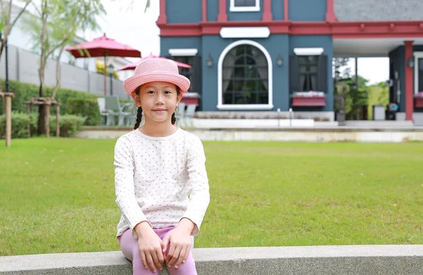 Bahçede Oturan Pembe Hasır Şapkalı Asyalı Genç Kızın Portresi — Stok fotoğraf