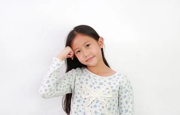 Asyalı Genç Bir Kız Beyaz Arka Plandaki Kameraya Bakarak Başını — Stok fotoğraf