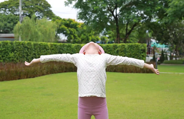 Mutlu Asyalı Küçük Kız Rahatla Bahçede Kollarını — Stok fotoğraf