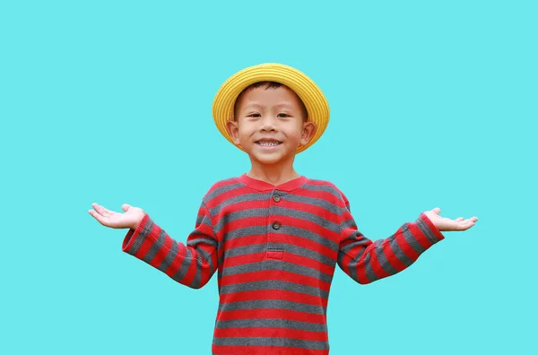 Uśmiechnięty Azjatycki Chłopczyk Żółtej Słomkowej Czapce Stojący Otwartymi Szerokimi Ramionami — Zdjęcie stockowe