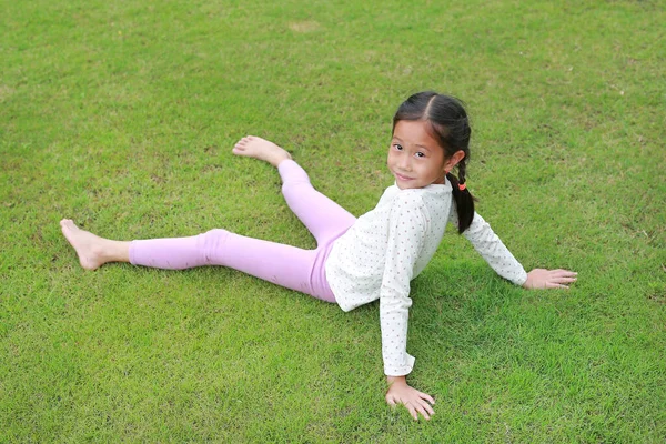 Bahçedeki Yeşil Çimlerde Yatan Gülümseyen Asyalı Genç Kız Çocuğu Çocuk — Stok fotoğraf