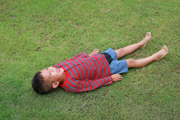 Menino Asiático Feliz Deitado Relvado Verde Miúdo Está Relva Olhar — Fotografia de Stock