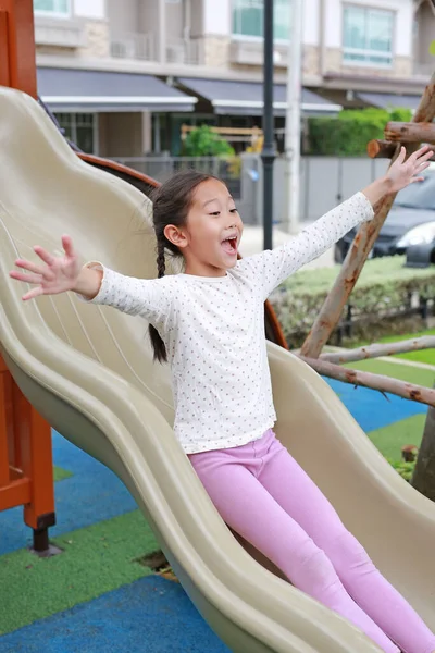 Excitada Menina Asiática Criança Divertindo Enquanto Joga Slider Playground — Fotografia de Stock