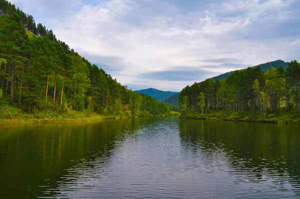 Paesaggio con montagne e un fiume — Foto Stock