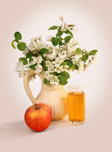 Apfelsaft, Apfel und Blumen — Stockfoto