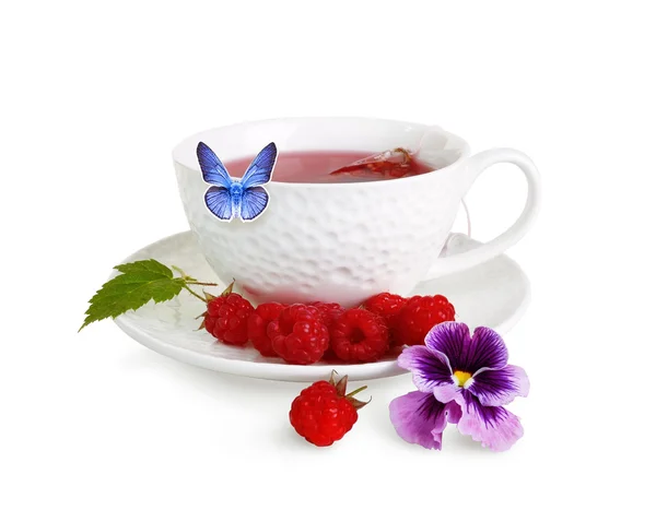 Eine Tasse mit duftendem Tee und Schmetterling — Stockfoto