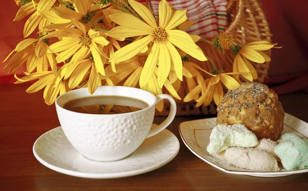 Café, dulces y flores — Foto de Stock