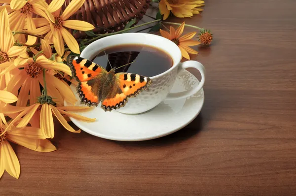 Kaffee, Schmetterling und Blumen — Stockfoto