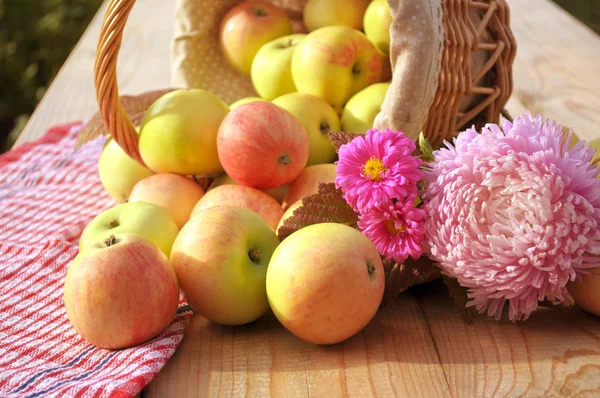 Корзины с яблоками — стоковое фото