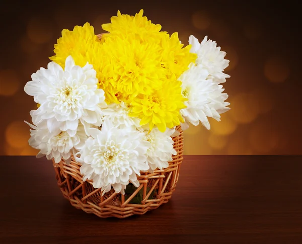 Bouquet of chrysanthemums in a wicker basket — Stock Photo, Image