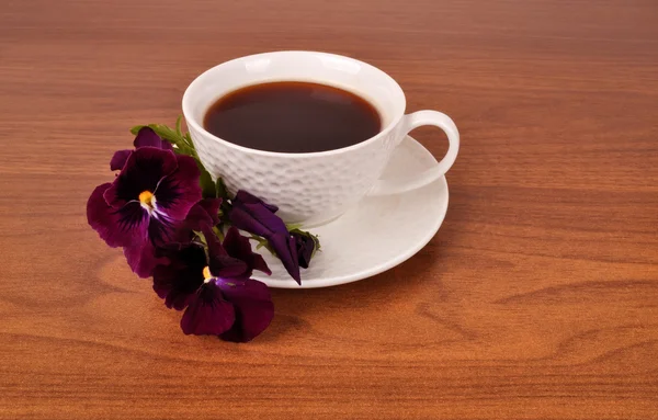 Uma caneca com uma bebida e um pequeno buquê — Fotografia de Stock