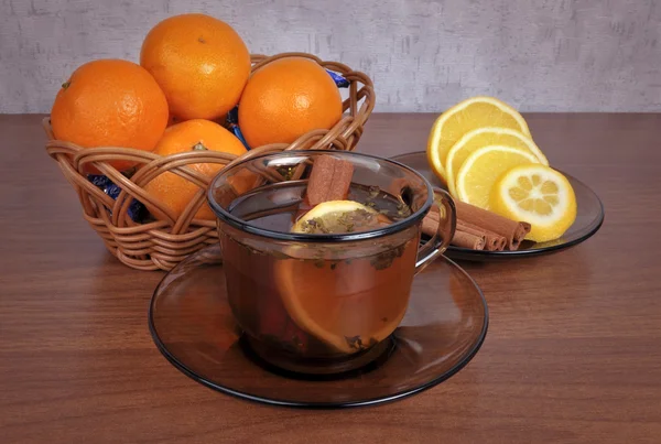 Tasse Tee mit Zitrone und Zimtstange — Stockfoto