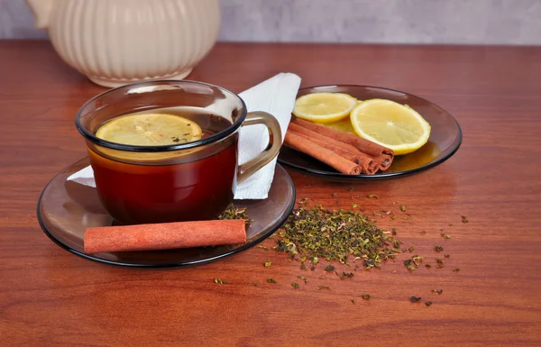 Caneca de chá com limão e pau de canela — Fotografia de Stock