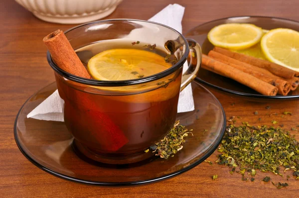 Caneca de chá com limão e pau de canela — Fotografia de Stock