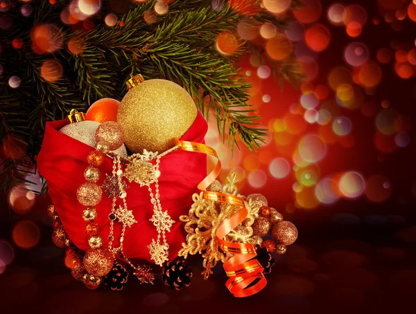 Bolsa con regalos y ramas de árbol de Navidad en un fondo abstracto —  Fotos de Stock