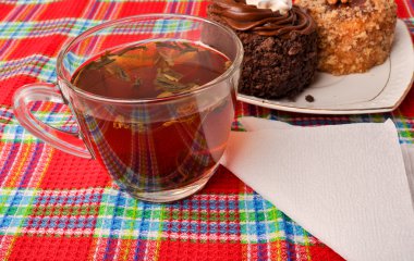 Kupa çay ve lezzetli pasta