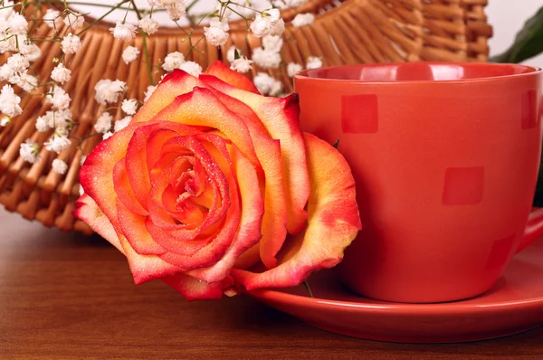 Натюрморт с цветами и кофе кружку — стоковое фото