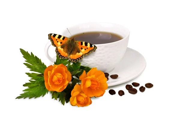 Tasse mit Kaffee und Blumen auf weißem Hintergrund — Stockfoto