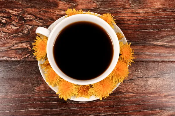 Caneca de café com flores no fundo de madeira — Fotografia de Stock