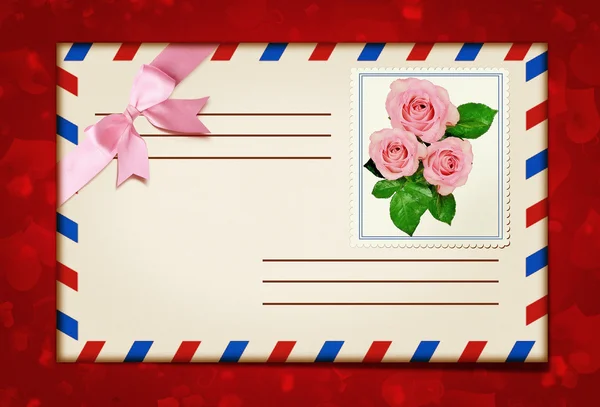Штампованный конверт и цветы — стоковое фото