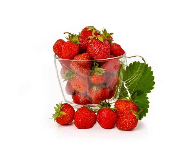 흰색 바탕에 절연 유리 머그잔에 신선한 딸기 — 스톡 사진