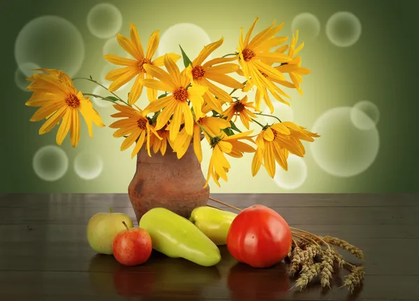 Flowers and vegetables — Stock Photo, Image