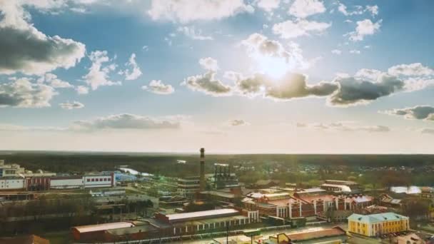 Dobrush, Região de Gomel, Bielorrússia. Vista aérea da antiga fábrica de papel. Birds-eye View Summer Dronelapse (em inglês). 4K. Time Lapse, Timelapse, Time-lapse. dronelapse, drone lapse, drone Hyper lapse 4K — Vídeo de Stock