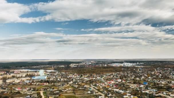 Dobrush, Região de Gomel, Bielorrússia. Vista aérea da cidade pequena. Birds-eye View Drone Hyper lapse (em inglês). 4K. — Vídeo de Stock