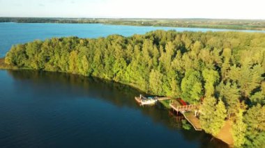Lyepyel Bölgesi, Vitebsk Bölgesi, Belarus. Nehir kenarındaki balıkçı iskelesinin havadan görünüşü. Yaz güneşli sabahında ormanlı nehir kıyısının en güzel manzarası.