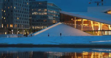 Oslo, Norveç Aydınlanmış Norveç Ulusal Operası ve Çağdaş Yüksek Binalar Arasındaki Bale Evi Akşam Görüşü.