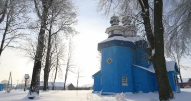 Staraya Belitsa, Uritskiy Selsovet, Gomel Bölgesi, Belarus. Sunny Winter Snowy Day 'de harikalar yaratan Aziz Nicholas Ortodoks Kilisesi. Meşhur Kar Altında Yer İmi