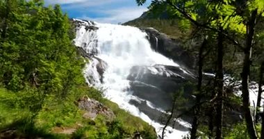 Kinsarvik, Hordaland, Norveç. Şelale Nyastolfossen Hardangervidda Dağı Platosu 'nda. Bahar Güneşi Günü 'nde Nyastolsfossen. Yükseklik 115 metre Ünlü Norveç Tarihi ve Popüler Varış Yeri 4K