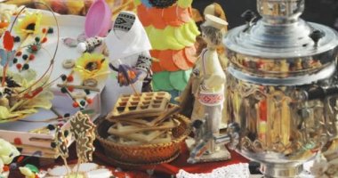 Tatlı hamur işi ve Rus Samovar. Şekerler, kurabiyeler ve gözlemelerle dolu bir masa. Geleneksel Ulusal Bayram Maslenitsa Kutlaması sırasında Çay İçme