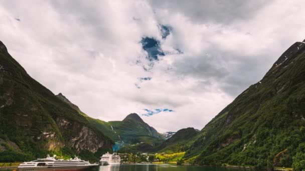 Geirangerfjord, Noruega. Nave turística Ferry Boat Cruise Ship Liner flotando cerca de Geiranger en Geirangerfjorden en el día de verano. Famoso punto de referencia noruego y destino popular. 4K — Vídeos de Stock