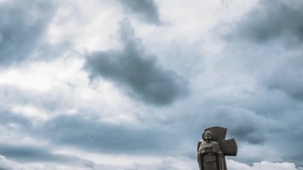 Turov, Bielorrússia. Monumento a Kirill de Turov no dia de outono — Vídeo de Stock