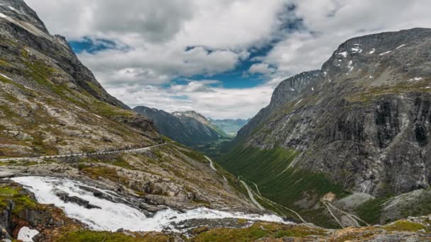 Trollstigen, Andalsnes, Noruega. Serpentine Mountain Road Trollstigen. Famoso punto de referencia noruego y destino popular. Norwegian County Road 63 In Summer Day (en inglés). 4K — Vídeos de Stock