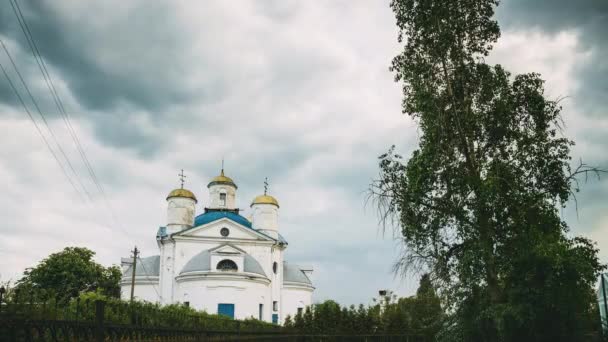 Streschin, Schlobinski Bezirk der Region Gomel in Weißrussland. Alte orthodoxe Kirche der Fürbitte 1807. 4K — Stockvideo