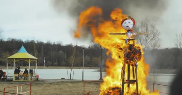 Biélorussie Dummy d'allumage symbolisant l'hiver et la mort dans la mythologie slave, Tradition païenne. Plus vieux survivant slave oriental religieux national traditionnel fête Maslenitsa — Video