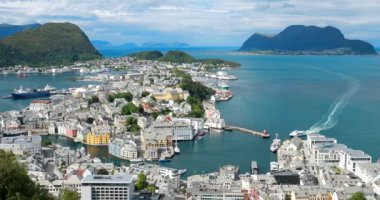 Alesund, Norveç. Alesund Skyline Şehir Manzarası. Güneşli Yaz Gününde Tarih Merkezi. Ünlü Norveç Tarihi Yeri ve Popüler Varış Yeri. Üst Görünüm